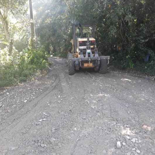 Prefeitura faz nivelamento mecânico em Alameda do Tabatinga