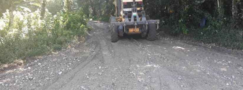 Prefeitura faz nivelamento mecânico em Alameda do Tabatinga
