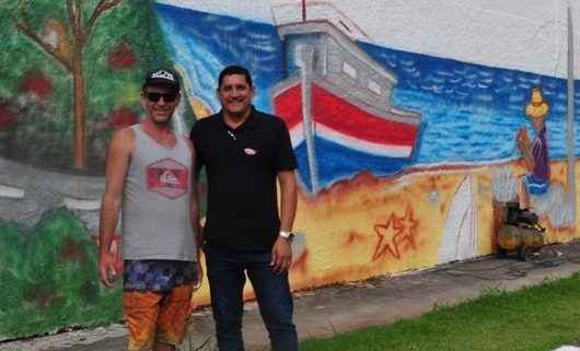 Camaroeiro ganha pintura artística no muro de entrada dos Mirantes da Orla