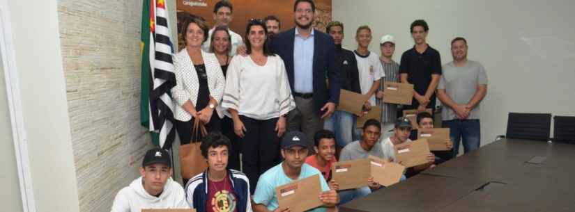 Jovens concluem curso de Polidor de Automóveis promovido pelo Fundo Social de Caraguatatuba