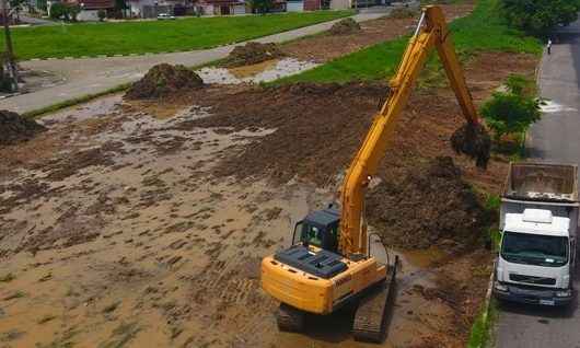 Prefeitura de Caraguatatuba executa drenagem no entorno do futuro Centro de Tradições do Tinga