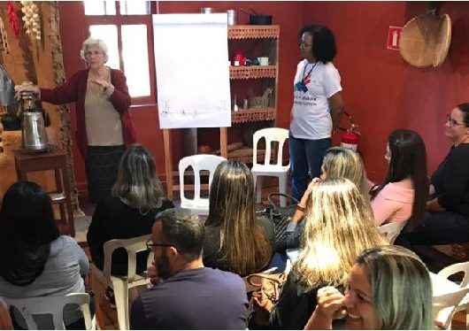 Coordenadores escolares de Caraguatatuba visitam museu do folclore em São José dos Campos