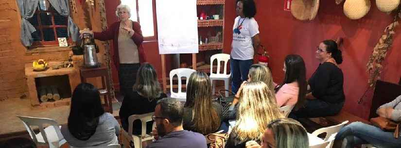 Coordenadores escolares de Caraguatatuba visitam museu do folclore em São José dos Campos