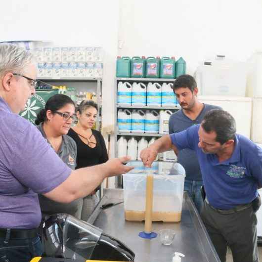 Curso de produção de cachaça artesanal chega ao fim com o uso do alambique