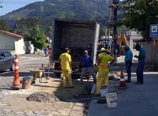 Prefeitura melhora drenagem construindo nove bocas de lobo em avenida próxima ao AME no Indaiá