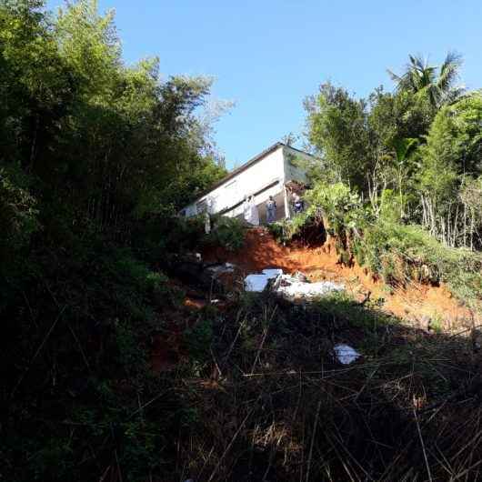 Casa com risco de desabamento é demolida na Serrinha da Olaria