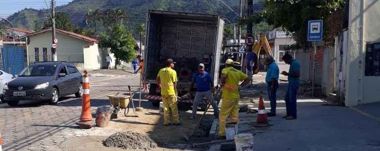 Prefeitura melhora drenagem construindo nove bocas de lobo em avenida próxima ao AME no Indaiá