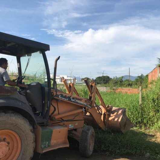 Prefeitura realiza demolição de construção irregular e vistoria em áreas públicas