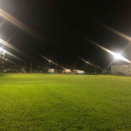 Prefeitura continua obras de iluminação em campos de futebol