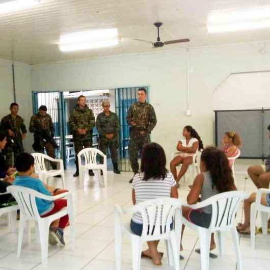 Integrantes do Exército fazem palestra no CRAS Norte para crianças e adolescentes