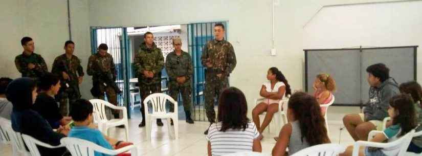 Integrantes do Exército fazem palestra no CRAS Norte para crianças e adolescentes