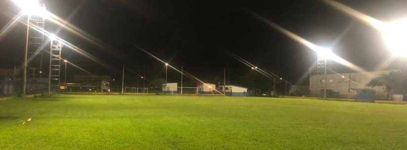 Prefeitura continua obras de iluminação em campos de futebol