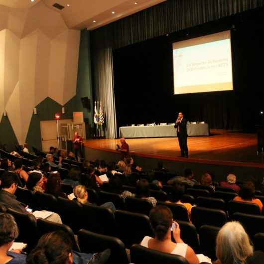 Seminário de gestão previdenciária reúne cerca de 300 pessoas no Teatro Mario Covas em Caraguatatuba