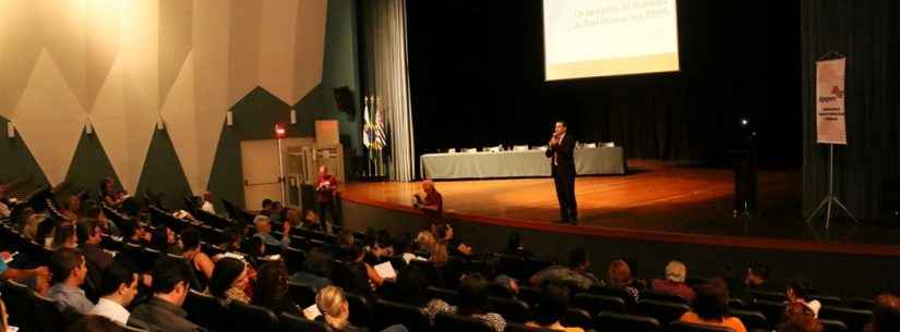 Seminário de gestão previdenciária reúne cerca de 300 pessoas no Teatro Mario Covas em Caraguatatuba