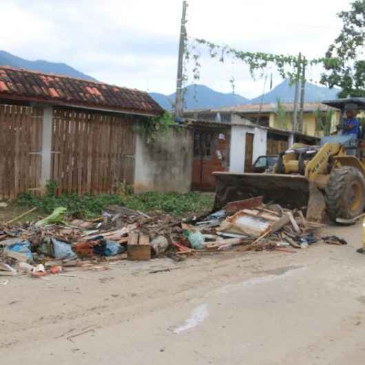 Prefeitura de Caraguatatuba entrega kits de limpeza e retira entulhos das ruas do Perequê-Mirim