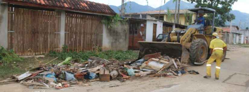 Prefeitura de Caraguatatuba entrega kits de limpeza e retira entulhos das ruas do Perequê-Mirim