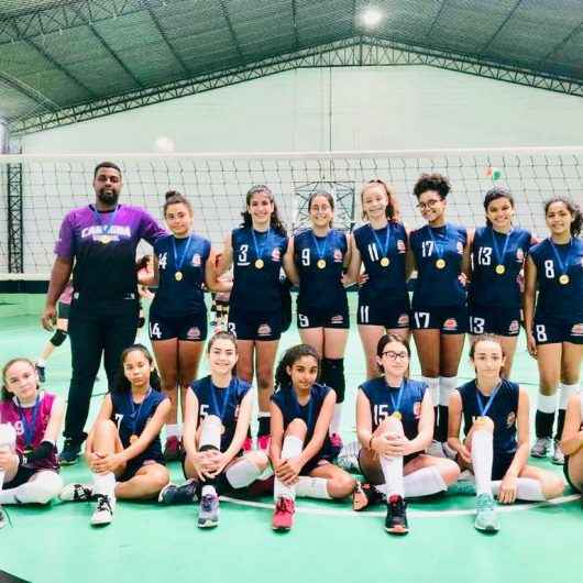 Atletas representam Caraguatatuba em copas de voleibol da região