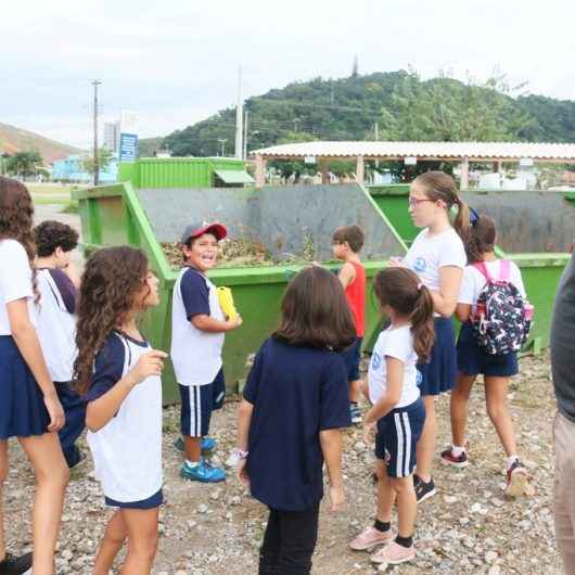 Alunos do Colégio Anglo Módulo realizam visita ao Ecoponto da Martim de Sá e Cooperativa Maranata