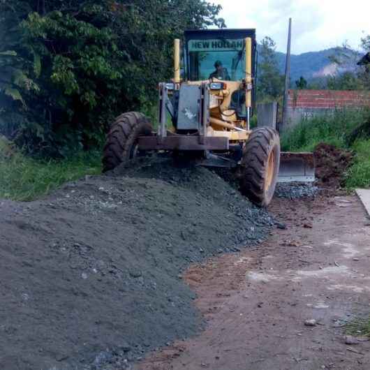 Capricórnio 2 recebe nivelamento mecânico com bica corrida