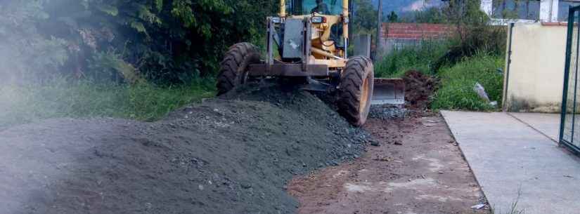 Capricórnio 2 recebe nivelamento mecânico com bica corrida