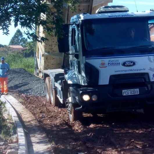 Prefeitura realiza nivelamento mecânico com 340 toneladas de bica corrida no Capricórnio II