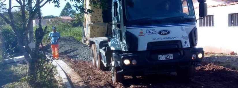 Prefeitura realiza nivelamento mecânico com 340 toneladas de bica corrida no Capricórnio II Prefeitura realiza nivelamento mecânico com 340 toneladas de bica corrida no Capricórnio II