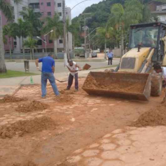Prefeitura continua limpando as ruas do bairro Prainha com mais de 40 funcionários