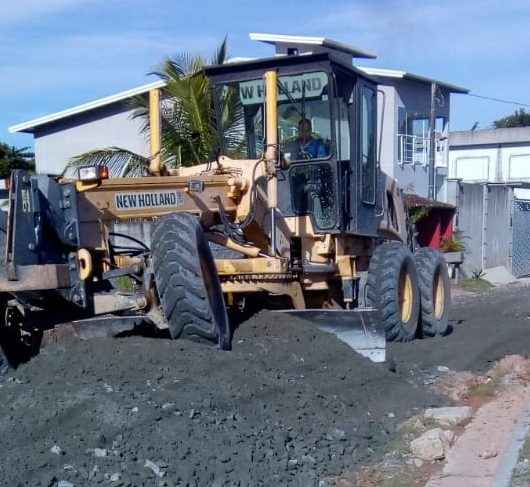 Prefeitura faz nivelamento mecânico com bica corrida em ruas do Capricórnio II