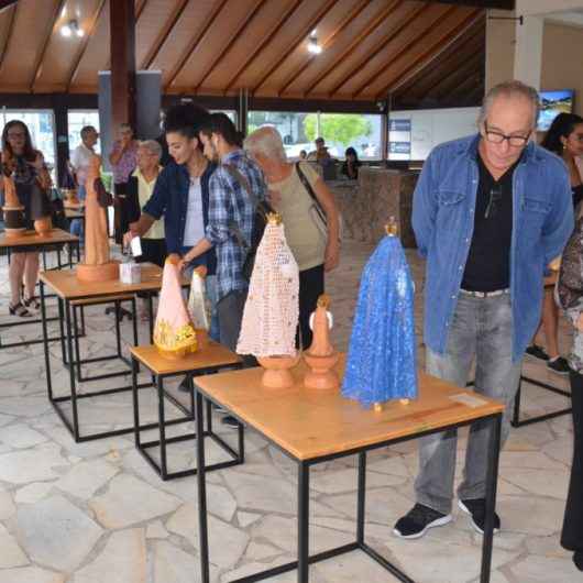 Artista plástico doa imagem de Santo Antonio à igreja que será elevada a Santuário