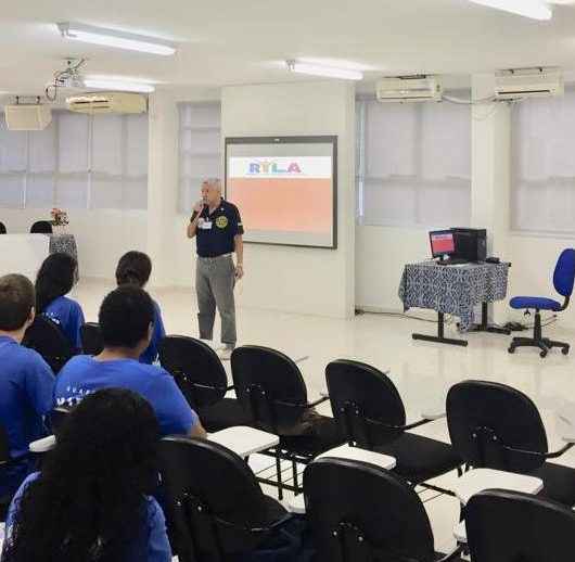 Jovens da Guarda Mirim participam de programa do Rotary Club