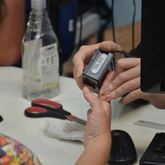 Cartório Eleitoral realiza biometria dos eleitores de Caraguatatuba no CEM-CEO
