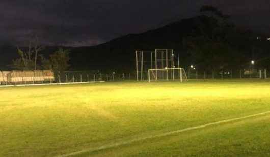 Prefeitura realiza testes de nova iluminação no campo do Centro Esportivo Municipal