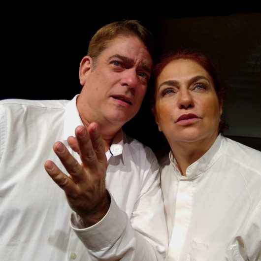 Peça ‘Fora da caridade não há salvação’ debate cura interior no Teatro Mario Covas