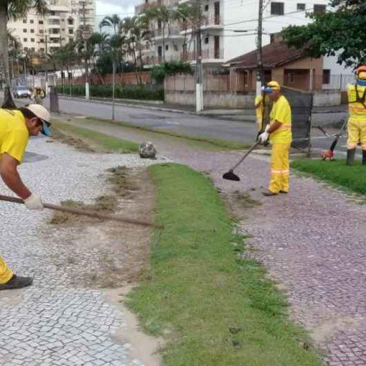 Prefeitura realiza serviços de limpeza e roçada na orla da praia Martim de Sá