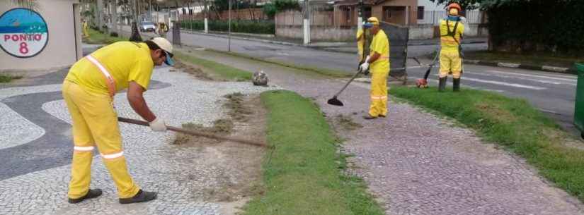 Prefeitura realiza serviços de limpeza e roçada na orla da praia Martim de Sá