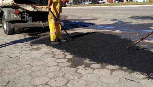 Prefeitura inicia operação tapa-buracos e recapeamento em ruas do Jardim Jaqueira e Benfica