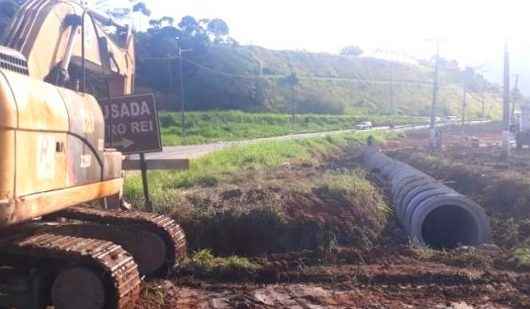 Prefeitura continua instalação de tubos para drenagem e revitalização da Marginal Jetuba