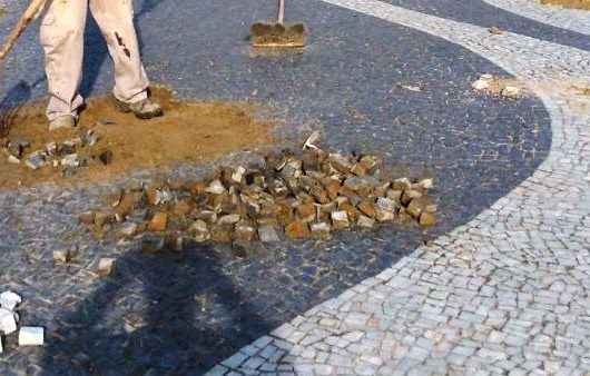 Prefeitura realiza manutenção de espaços públicos com piso em pedras portuguesas