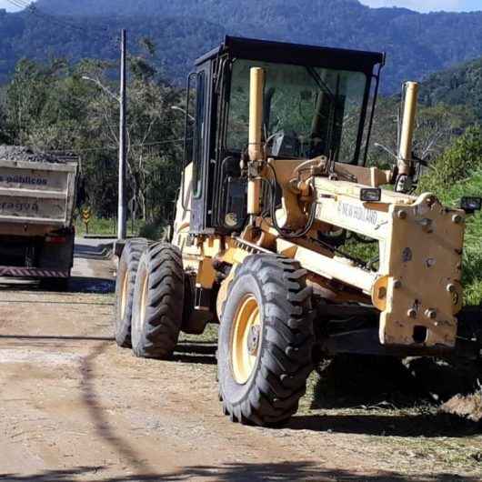 Prefeitura faz nivelamento com bica corrida na Estrada do Poço da Anta