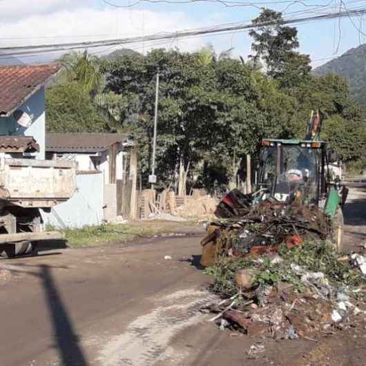 Prefeitura realiza bota-fora e desassoreamento de principal canal de drenagem na Rua Abra de Dentro