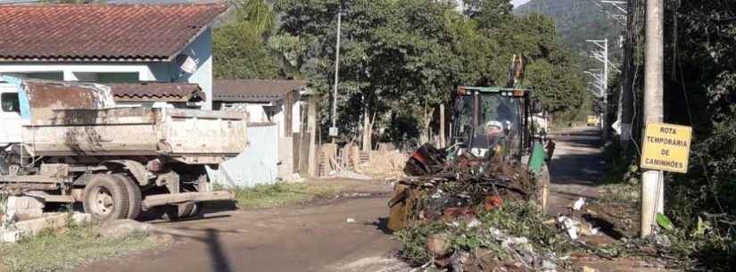 Prefeitura realiza bota-fora e desassoreamento de principal canal de drenagem na Rua Abra de Dentro