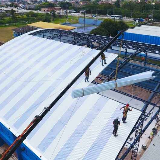 Prefeitura inicia instalação de cobertura da piscina do Cemug