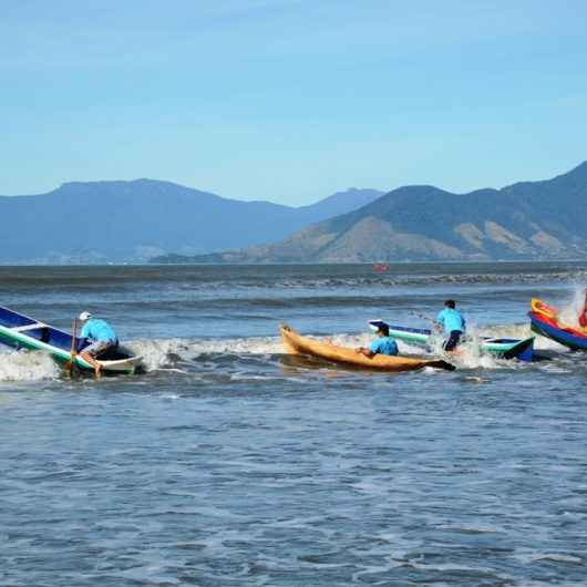 22ª Corrida de Canoa Caiçara é neste domingo (21/07), na praia do Centro, em Caraguatatuba