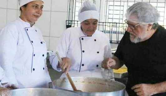 Visita especial: Chef Ravioli prova e aprova prato vencedor do Chef Caraguá