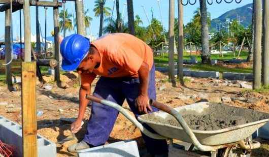 Prefeitura realiza benfeitoria em parquinho na região do Camaroeiro