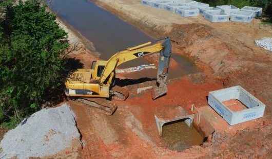 Obras contra enchentes na região do Perequê Mirim continuam