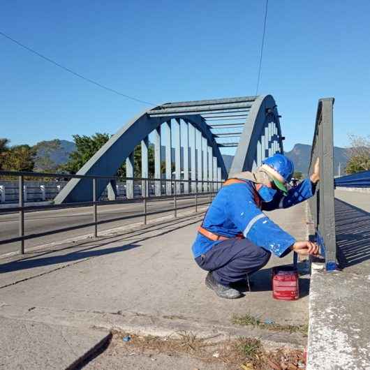 Ponte dos arcos sobre o rio Juqueriquerê recebe serviços de revitalização