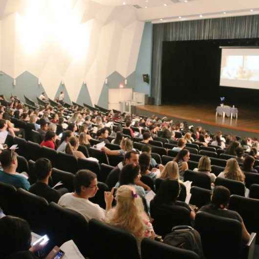 Profissionais lotam teatro em capacitação sobre autismo; familiares ainda podem participar