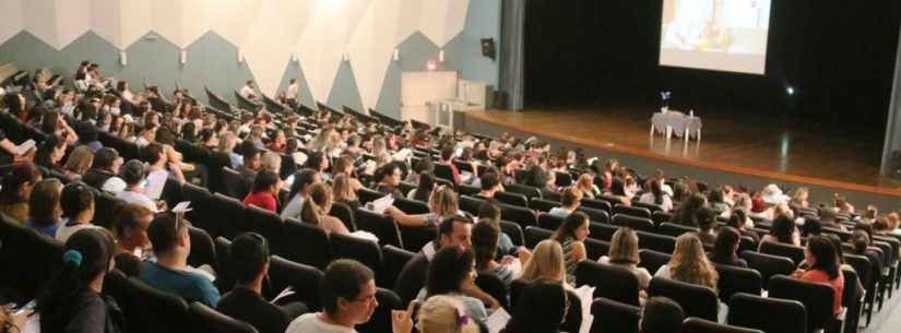 Profissionais lotam teatro em capacitação sobre autismo; familiares ainda podem participar