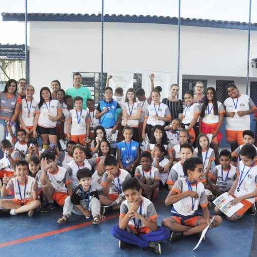 Escola de Caraguatatuba recebe projeto social Bola Bacana